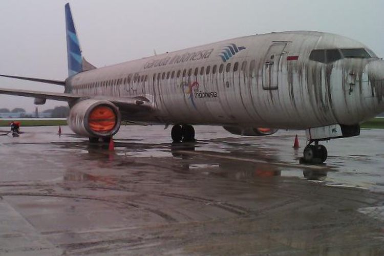 Pesawat B737-800 Garuda Indonesia yang terpapar abu vulkanik Gunung Kelud, Februari 2014 di Bandara Adisutjipto, Yogyakarta. Penerbangan ditutup.

