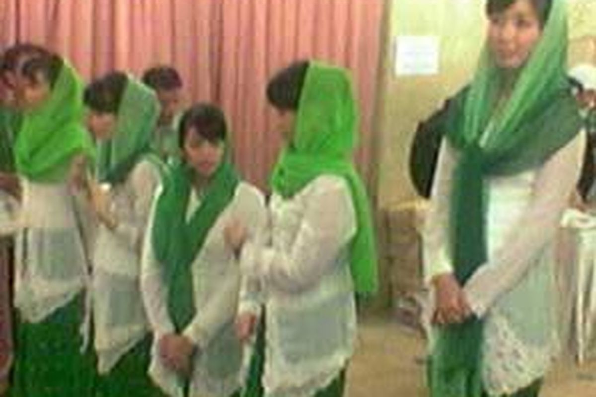 Para penerima tamu menyambut kedatangan para peserta MLB PKB versi Muhaimin di Krakatau Hall, Hotel Mercure, Jakarta Utara, Jumat (2/5).