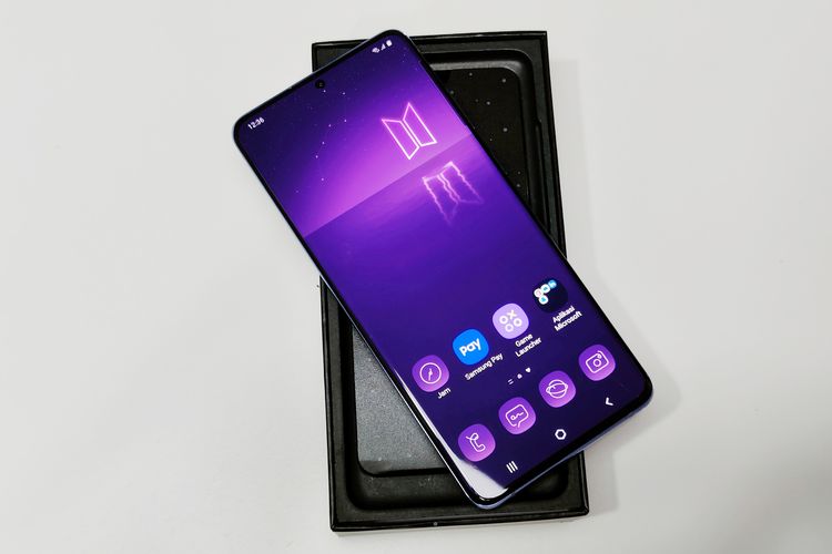 Antarmuka di Samsung Galaxy S20+ versi BTS didominasi warna ungu khas BTS.