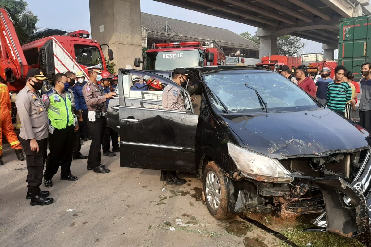 Evakuasi mobil di Kalimalang, Bekasi (tepatnya Sumber Artha Kalimalang), Jumat (10/7/2020).