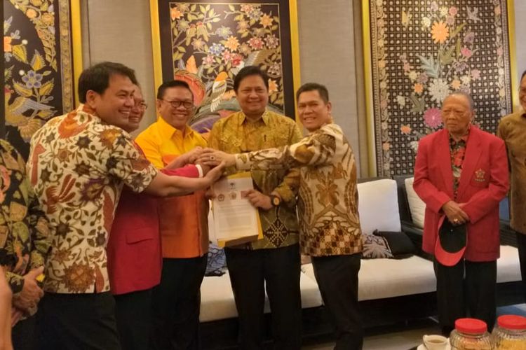 Ketua Umum Partai Golkar Airlangga Hartanto menerima dukungan dari ormas Tri Karya Golkar untuk memimpin Golkar pada periode 2019-2024, di Kebayoran Baru, Jakarta Selatan.