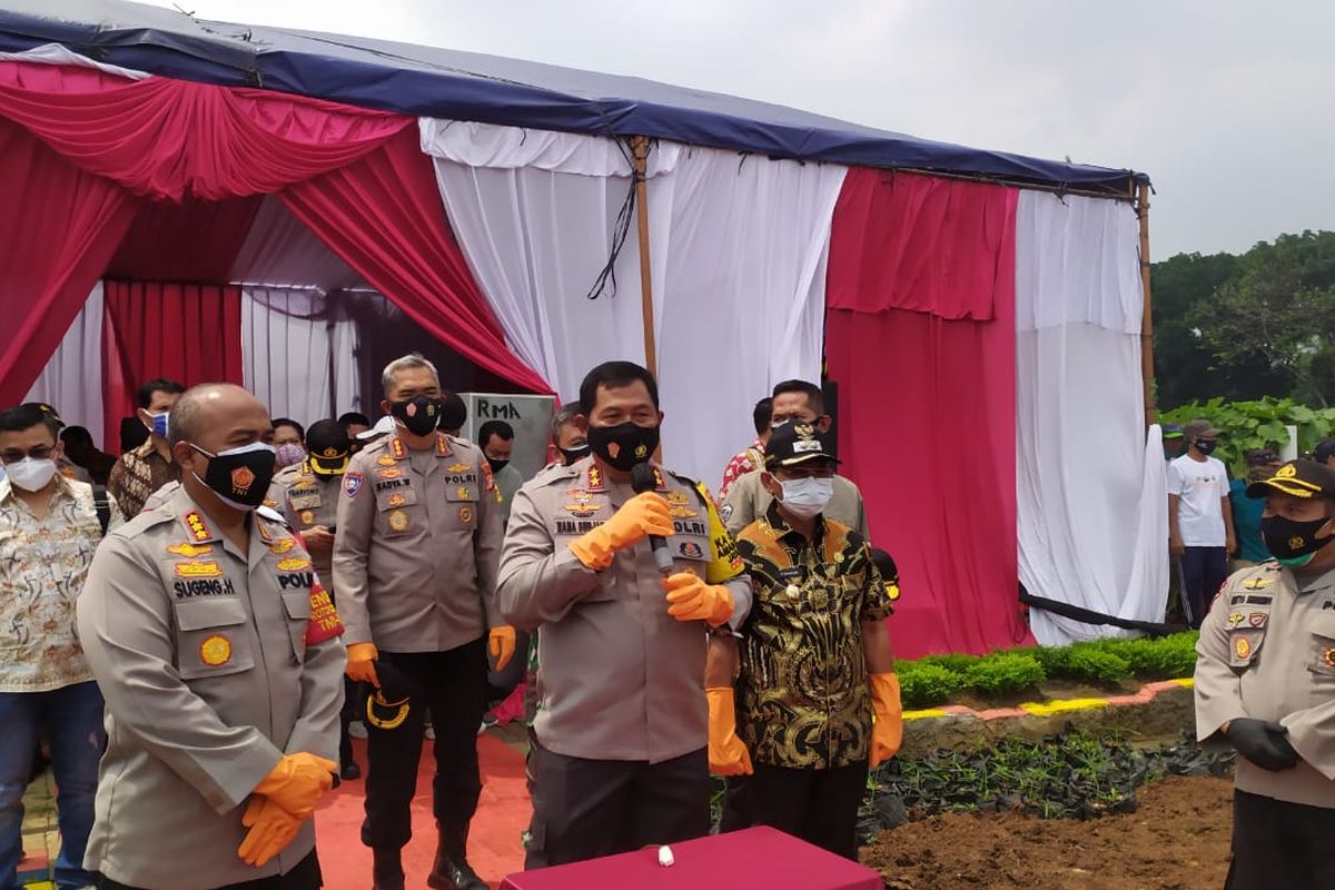 Kapolda Metro Jaya Irjen Pol Nana Sudjana saat memberikan sambutan dalam acara panen raya tanaman palawija di Kampung Ledug, Kecamatan Jatiuwung, Tangerang, Kamis (19/11/2020)