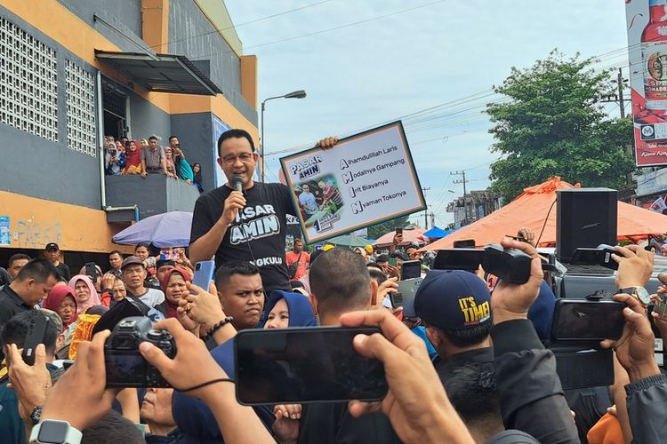 Calon presiden Anies Baswedan saat mendatangi Pasar Minggu, Kota Bengkulu, Rabu (6/12/2023).