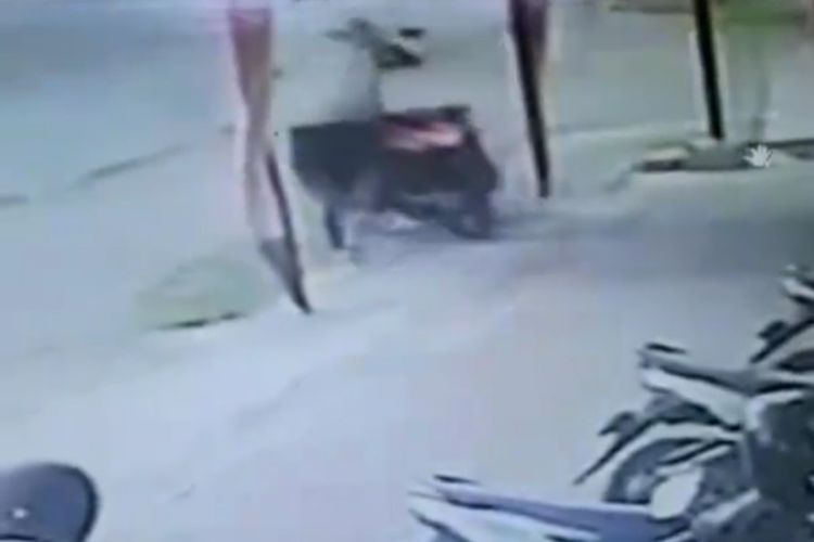 Tangkapan layar postingan video rekaman CCTV peristiwa pencurian sepeda motor oleh sales sepeda motor Honda.