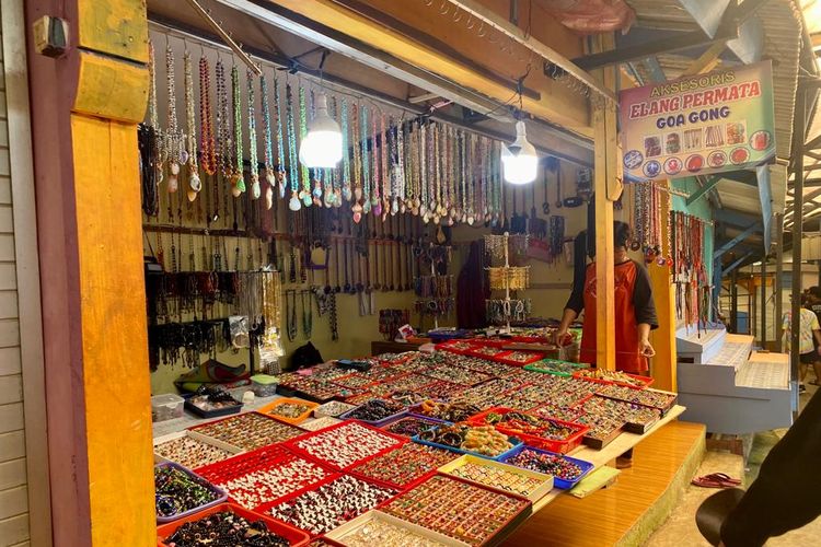 Salah satu toko suvenir yang menjual aksesoris bebatuan dari Goa Gong, Pacitan, Jawa Timur. 