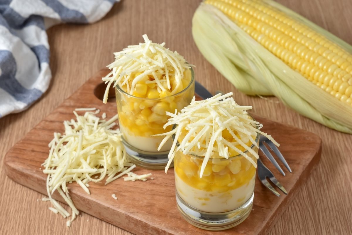 Sepiring jagung susu hangat dengan lelehan susu kental manis dan taburan keju parut