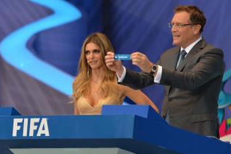 Sekretaris umum FIFA Jerome Valcke memperlihatkan kertas yang bertuliskan nama Belanda, sementara itu presenter asal Brasil, Fernanda Lima, melihatnya, dalam undian Piala Dunia Brasil di Costa do Sauipe, Bahia, Brasil, Jumat (6/12/2013).