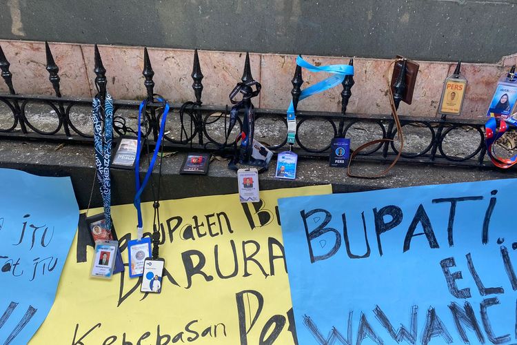 Sejumlah wartawan menggantungkan kartu pers di pagar rumah dinas bupati Blitar, Jumat (25/8/2023).
