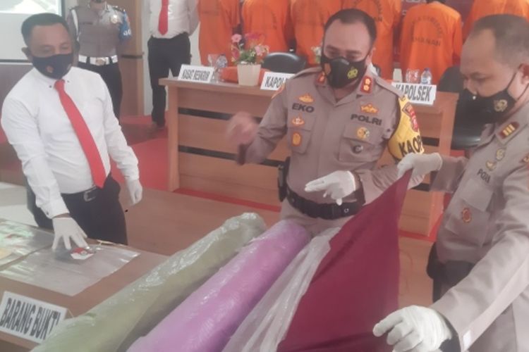 Kapolres Sumedang AKBP Eko Prasetyo Robbyanto saat gelar perkara tindak pidana pencurian, di Mapolres Sumedang, Jumat (20/11/2020). AAM AMINULLAH/KOMPAS.com