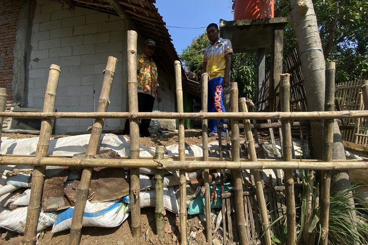 Menyusuri Kampung Gumiwang Utara Indramayu, Warga Bertaruh Nyawa di Tengah Ancaman Tanah Ambles