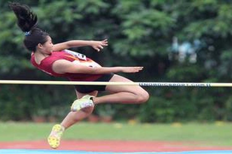 Atlet lompat tinggi putri Jawa Barat, Titik Syaidah, beraksi di final nomor loncat tinggi remaja di ajang Kejuaraan Atletik Remaja dan Yunior di Stadion Madya, Senayan, Jakarta, Kamis (3/4/2013). Titik Syaidah menjuarai nomor ini.