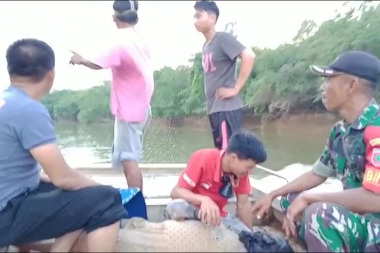 Anak menangis di depan jasad Nurgaya, warga yang dimangsa buaya di sungai Lindu, Kabupaten Konawe Utara