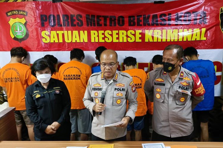 Kapolres Metro Bekasi Komisaris Besar Hengki (tengah) saat menggelar konfrensi pers kasus pencurian kendaraan sepeda motor di Mapolres Bekasi Kota, Rabu (27/7/2022). Dalam konfrensi pers tersebut, 6 orang tersangka ditangkap polisi setelah beraksi di 27 tempat yang berbeda.