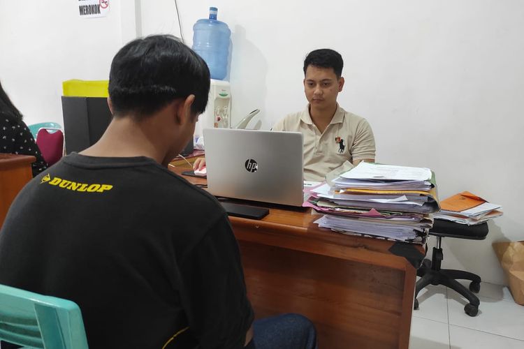 Satuan Unit Resmob Polres Tana Toraja, Sulawesi Selatan, mengamankan pria inisial JN (28) atas perbuatannya yang telah melakukan pencabulan terhadap anak di bawah umur berinisial ND, Selasa (23/7/2024).