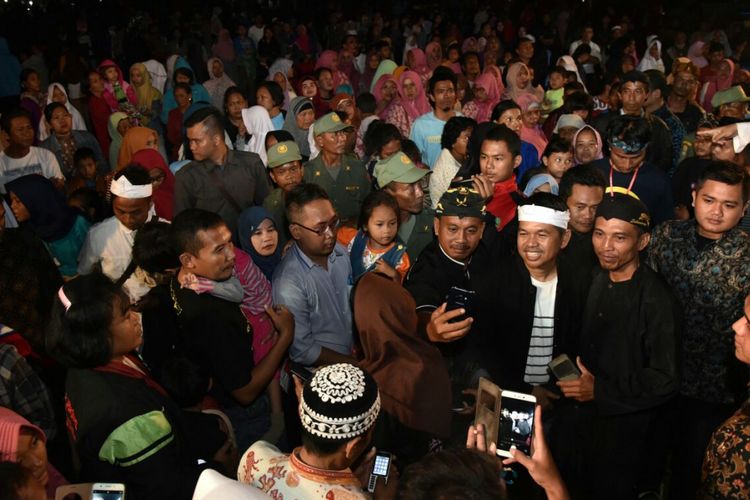 Calon Wakil Gubernur Jawa Barat asal Partai Golkar dan Demokrat Dedi Mulyadi, bersama warga mayoritas petani tebu di Desa Pasaleman, Kecamatan Waled, Kabupaten Cirebon, Jumat malam. 