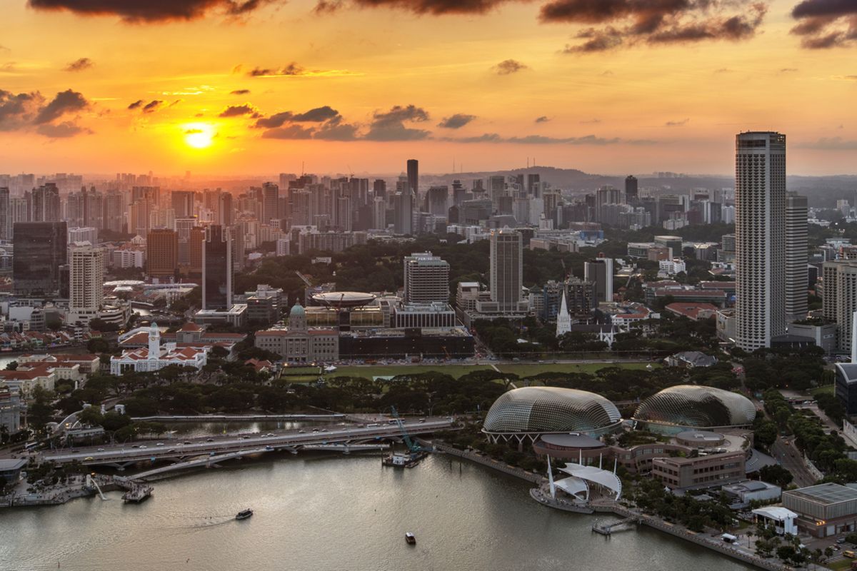 Matahari terbenam di Bay Area, Singapura. 