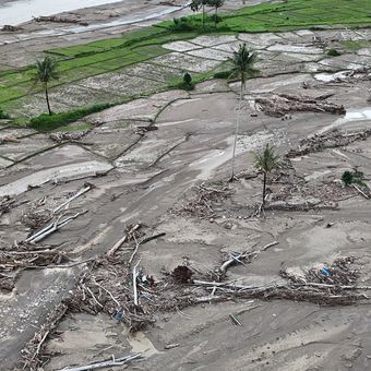BANJIR SUMATERA: Foto udara kerusakan area persawahan warga pasca bencana Desa Pasir, Kecamatan Tripe Jaya, Gayo Lues, Aceh, Sabtu (20/12/2025). Berdasarkan data pos Komando tanggap darurat bencana Aceh menerangkan sebanyak 1.866 hektar lahan persawahan yang tersebar di 11 kecamatan di Kabupaten Gayo Lues rusak akibat tertimbun lumpur pasca bencana hidrometeorologi akhir November lalu. 