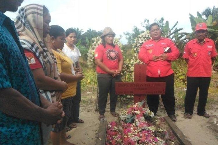 Doa bersama di makam Brigadir Yosua sebelum pelaksanaan persidangan vonis Ferdy Sambo Cs, Senin (13/2/2023) pagi. 