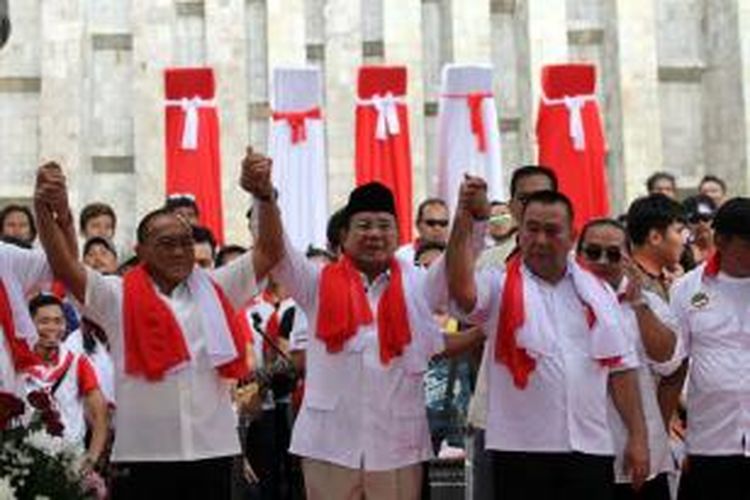 Calon Presiden Prabowo Subianto berkampanye didampingi Ketua Umum Partai Golkar Aburizal Bakrie (kiri) dan Ketua Merah Putih Sejati (MPS) Amir Hamka (kanan), di Tugu Proklamasi, Jakarta, Selasa (10/6/2014). Dalam kampanye tersebut massa dari Sahabat ARB dan MPS mendeklarasikan dukungannya kepada pasangan Prabowo-Hatta dalam Pilpres 9 Juli mendatang.