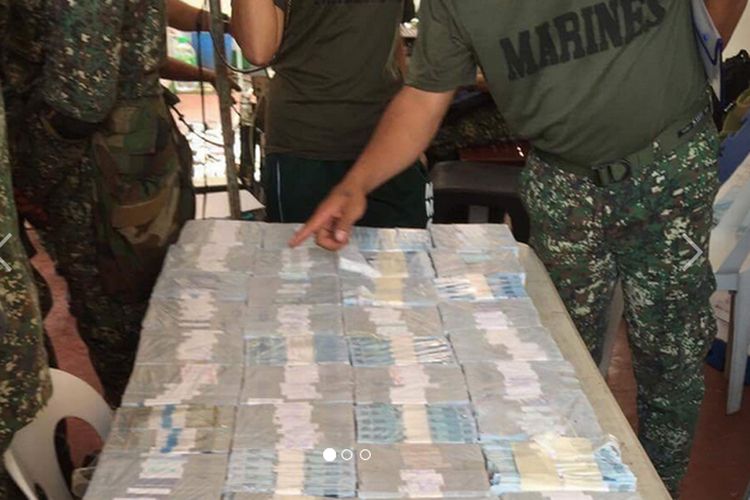 Uang tunai berjumlah nyaris Rp 14 miliar yang ditemukan di lokasi bekas pendudukan teroris Marawi, Senin (5/6/2017).  