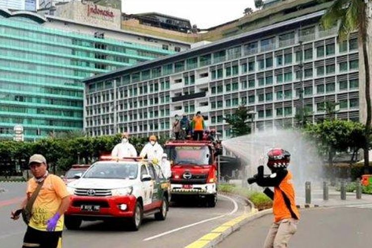 Authorities disinfect Jakartas Hotel Indonesia roundabout on Sunday, 22 March 2020