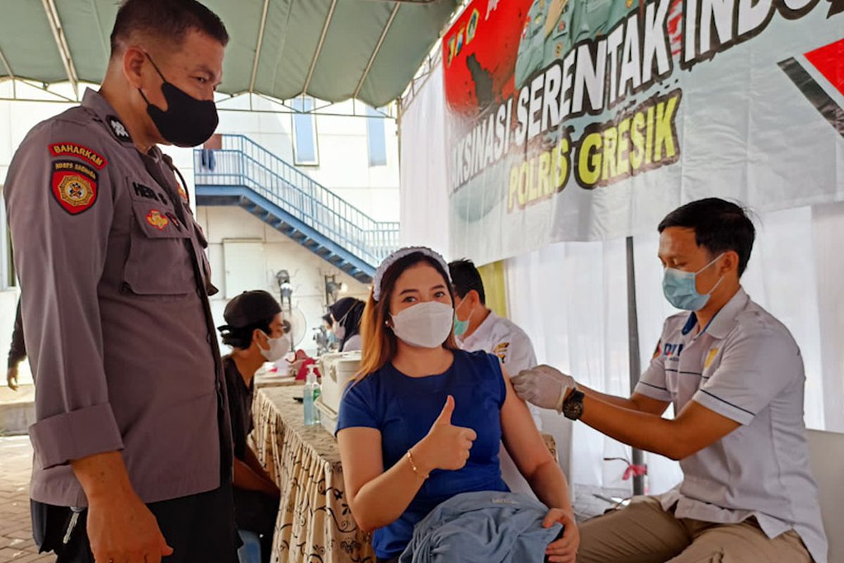 Lusi Nita (tengah), salah seorang karyawan di KEK JIIPE Gresik yang ikut menjalani vaksinasi booster, Selasa (12/4/2022).