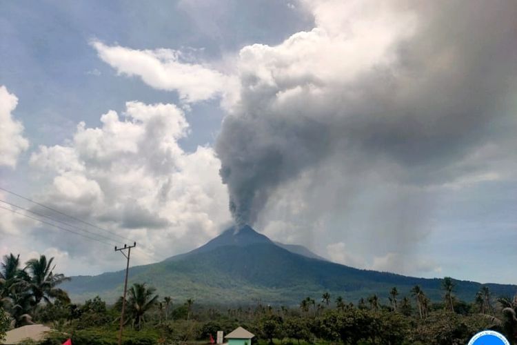 Gunung Lewotobi Laki-laki di Kabupaten Flores Timur meletus pada Sabtu (6/1/2024) pukul 13.21 Wita