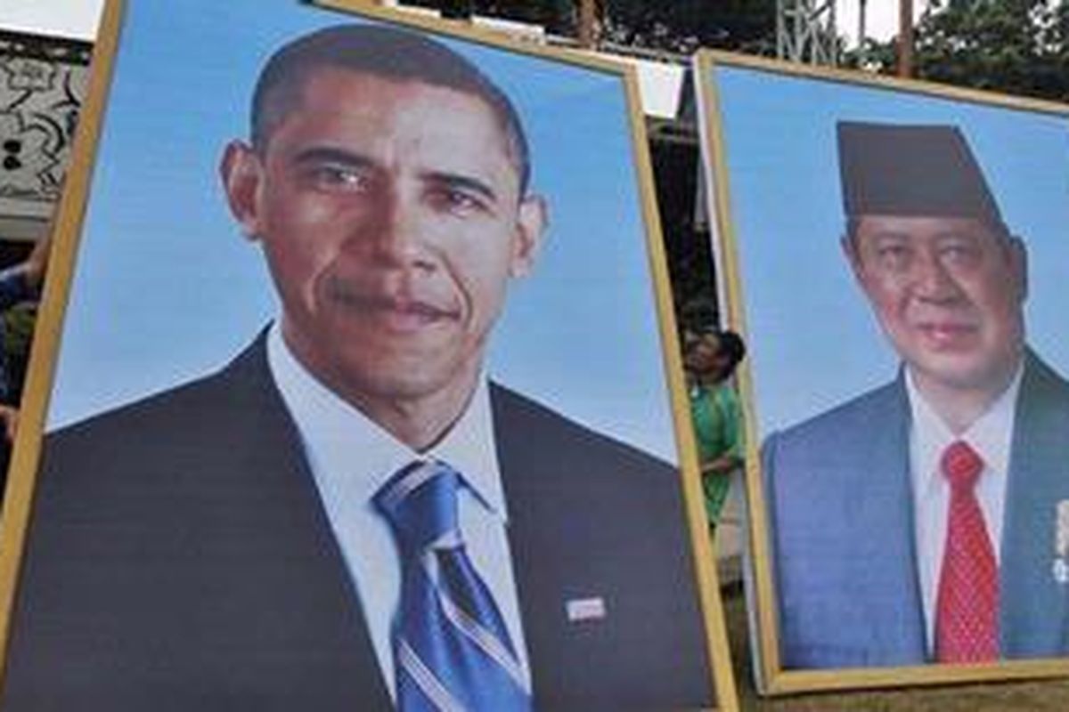 Pekerja memasang poster Presiden Amerika Serikat Barack Obama di depan Istana Negara, Jakarta Pusat, Senin (8/11/2010). Poster berukuran besar ini dipasang untuk menyambut kedatangan Obama ke Indonesia pada Selasa (9/11/2010).