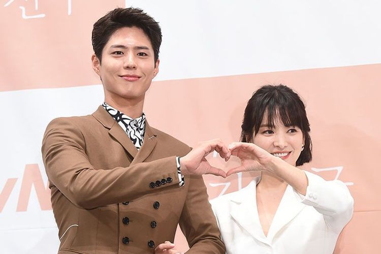 Bintang drama Korea Park Bo Gum (kiri) dan Song Hye Kyo dalam konferensi pers drama terbaru mereka, Encounter, di Seoul, Korea Selatan, Rabu (21/11/2018).