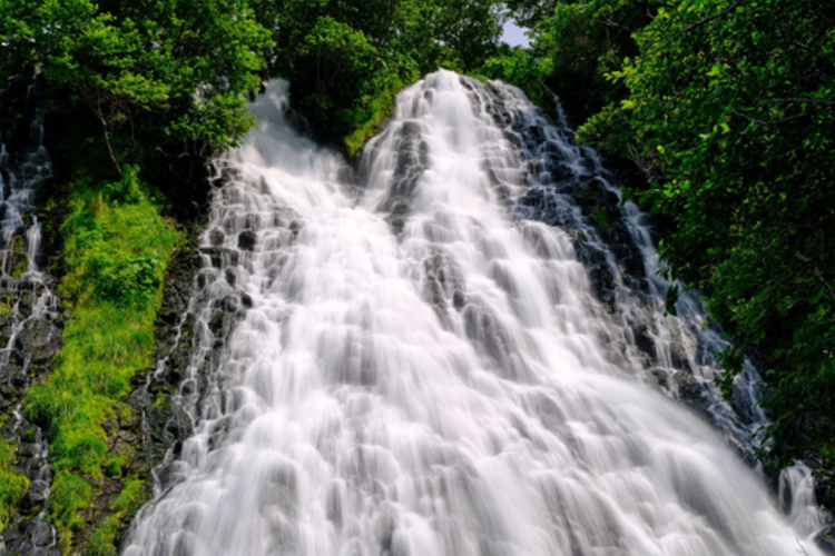 Air Terjun Oshinkoshin di kawasan Warisan Dunia Shiretoko dijuluki Air Terjun Keindahan Kembar. 