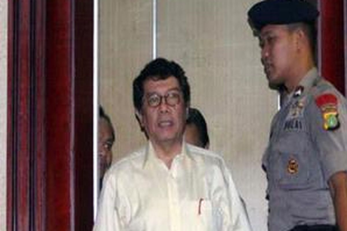 Mantan Deputi Gubernur BI Aulia Pohan (kiri) saat menjalani sidang putusan sela bersama Maman Soemantri, Bun bunan Hutapea dan Aslim Tadjuddin di Pengadilan Tipikor, Jakarta. Selasa (17/2) Majelis hakim menolak nota keberatan (eksepsi) yang diajukan oleh empat terdakwa kasus korupsi aliran dana BI tersebut. Harnansa)   Jakarta;korupsi aliran dana Bank Indonesia;PN Tipikor