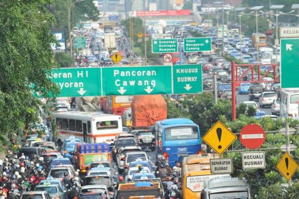 Kian hari kemacetan di jalan raya di Kota Jakarta semakin tak terkendali. Seringnya kemacetan terjadi saat pagi dan sore hari, seperti yang terjadi di Jalan Jenderal Gatot Soebroto, Gelora, Jakarta, Selasa (9/4/2013). Study on Integrated Tranportation Master Plan Phase II (SITRAMP II) memprediksi  Jakarta akan didera kerugian materil hingga Rp 65 Triliun Per Tahun pada 2020 jika tidak berhasil mengurainya. 