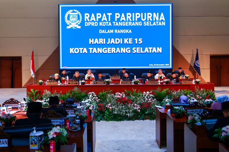 Dalam rangka memperingati HUT ke-15 Kota Tangsel, Pemkot Tangsel menggelar Rapat Paripurna di Gedung Dewan Perwakilan Rakyat Daerah (DPRD) Kota Tangsel, Minggu (26/11/2023).