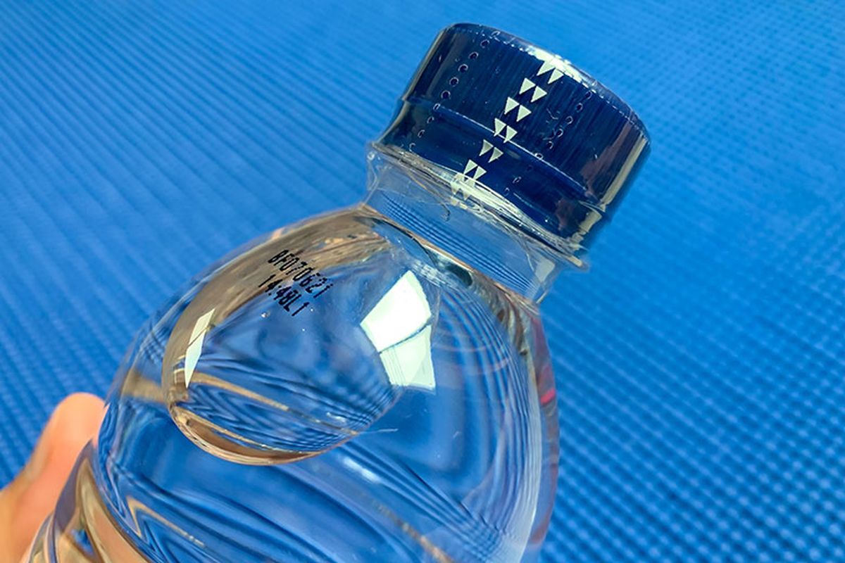Ilustrasi segel plastik di kemasan botol minuman. 