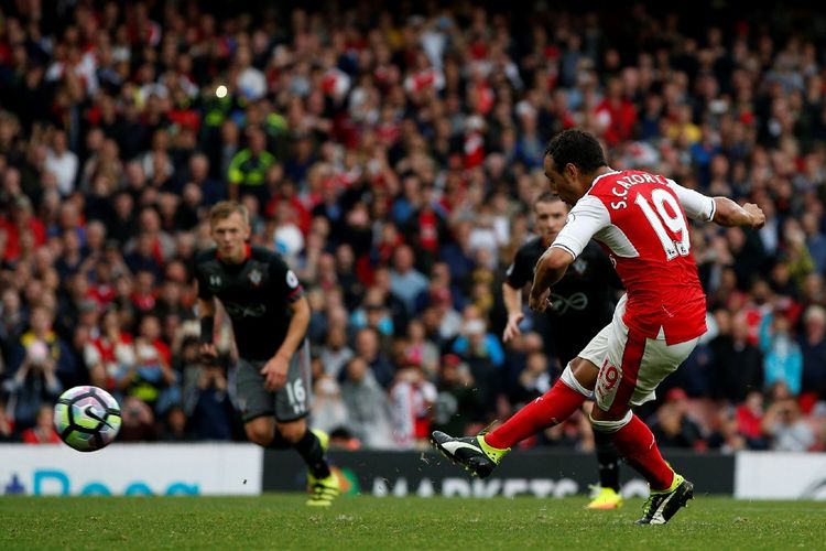 Santi Cazorla melepaskan tembakan saat Arsenal melawan Southampton pada partai lanjutan Premier League di Stadion Emirates, 10 September 2016.