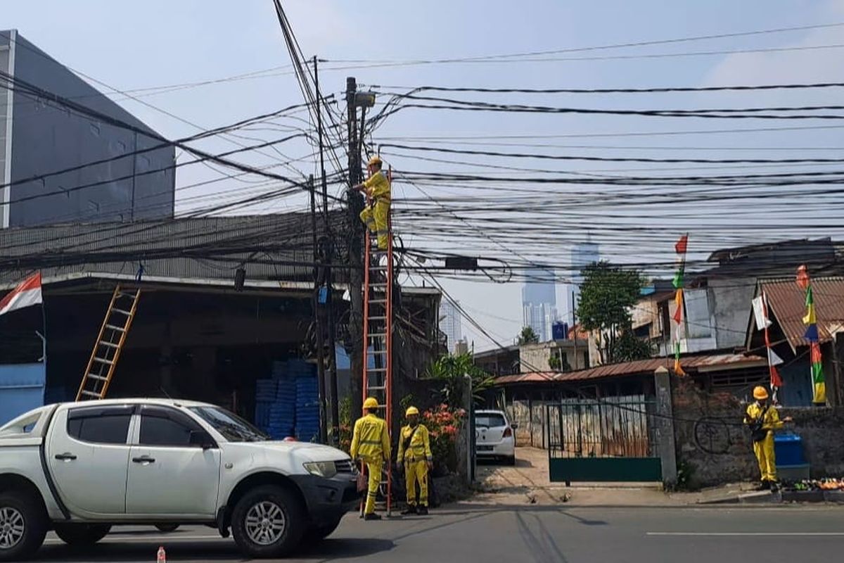 Kabel fiber optik yang sebelumnya putus di Jalan KS Tubun, Slipi, Palmerah, Jakarta Barat kini dibenahi petugas pada Kamis (10/8/2023). 