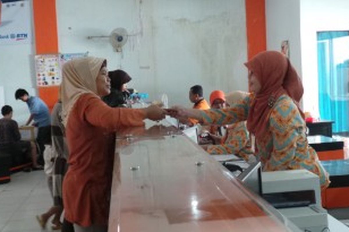 Suasana pembagian Bantuan Langaung Sementara Masyarakat (BLSM) di Kantor Pos Kramat Jati, Jakarta Timur, Selasa (25/6/2013). Menko Perekonomian Hatta Radjasa tueut meninjau pembagian kompensasi penyesuaian tarif BBM bersubsidi tersebut.
