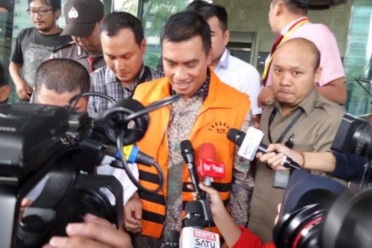 Bupati Rokan Hulu Suparman resmi ditahan setelah menjalani pemeriksaan sebagai tersangka di Gedung KPK, Jakarta, Selasa (7/6/2016).