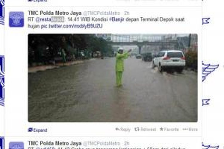 Ruas Jalan Margonda Raya ke arah Jakarta di depan Terminal Depok tergenang air saat hujan melanda depok sejak pagi hari, Sabtu (22/2/2014).