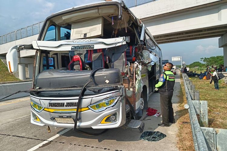 Bagian depan bus yang mengangkut penumpang rusak setelah menabrak truk tangki ruas jalan tol kilometer 616, Desa Sidorejo, Kecamatan Saradan, Kabupaten Madiun, Jawa Timur, Rabu (12/6/2024). 