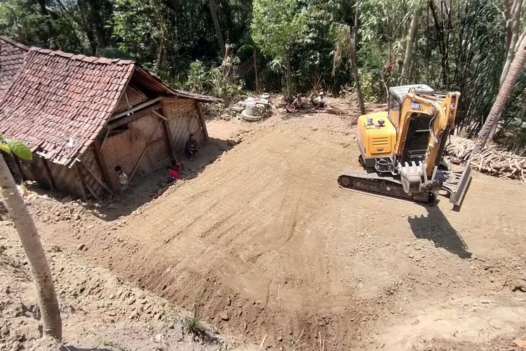 Proses menutup lubang raksasa tengah berlangsung di Pedukuhan Popohan, Kalurahan Banjararum, Kapanewon Kalibawang, Kabupaten Kulon Progo, Daerah Istimewa Yogyakarta. Mereka mendatangkan mini ekskavator untuk mengerjakannya. Lubang itu diuruk pakai tanah dan batu andesit.