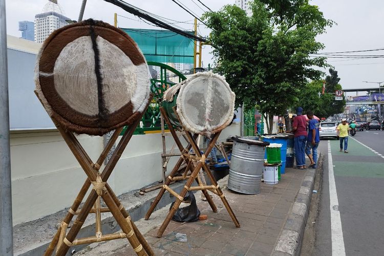 Lapak bedug Hari di sisi jalan KH Mansyur, Tanah Abang, Jakarta Pusat, pada Rabu (19/4/2023). (KOMPAS.com/XENA OLIVIA)