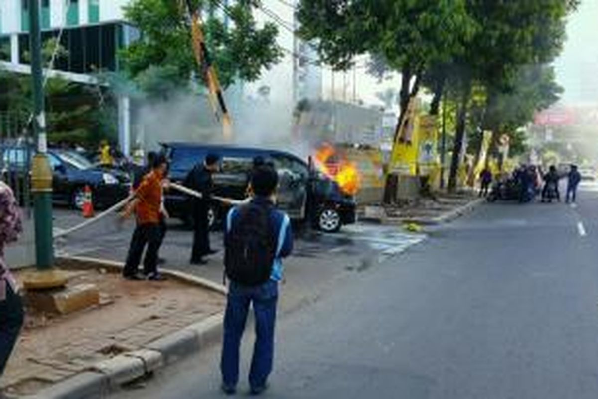 Mobil Toyota Alphard bernomor polisi B 8924 PN terbakar di depan Hotel Luanza, Jl HR Rasuna Said, Jumat (22/11/2013).