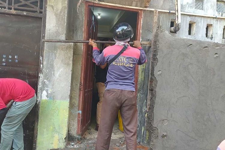 Anggota DPRD Kabupaten Pangkep, Amiruddin akhirnya mengakui kesalahannya dan membongkar sendiri tembok penutup pintu akses rumah warga dan tahfiz di Jalan Ance Dg Ngoyo Lr 5, Kelurahan Masale, Kecamatan Panakkukang, Makassar, Sabtu (24/7/2021).