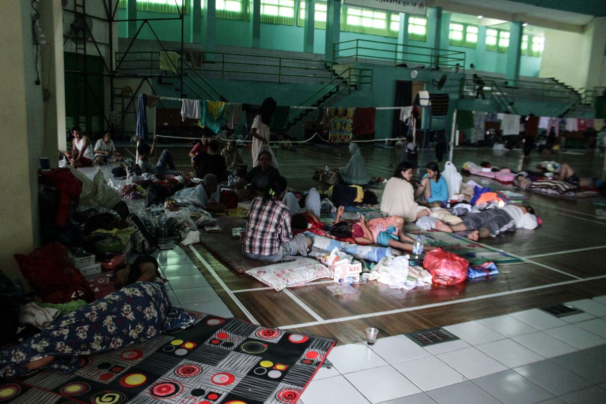 Suasana posko yang menampung pengungsi banjir di GOR Makasar, Makasar, Jakarta Timur, Kamis (2/1/2020). Sebelumnya, daerah ini dilanda banjir setinggi 1,5 meter yang di mana listrik-listrik dipadamkan.