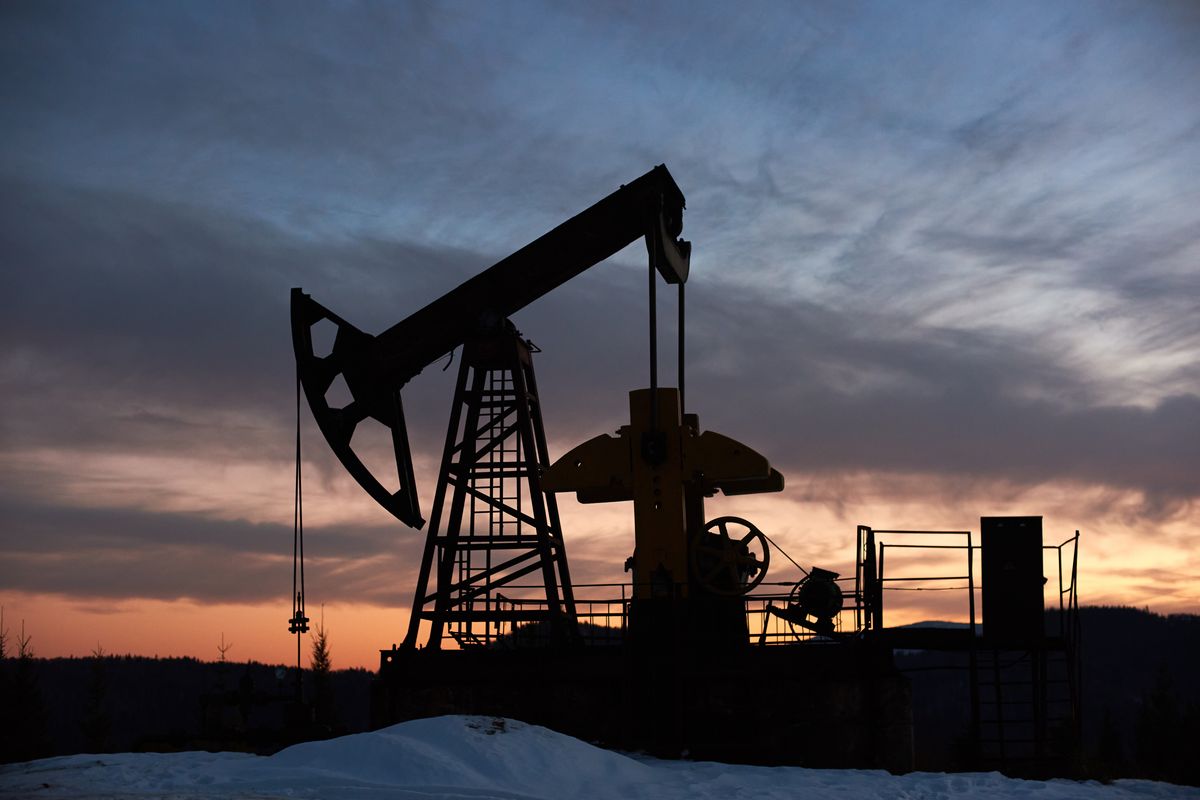 Serangan Amerika Serikat ke fasilitas nuklir Iran memicu kekhawatiran lonjakan harga minyak dunia. Investor bersiap menghadapi gejolak pasar dan meningkatnya risiko inflasi global.