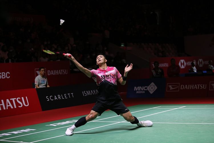 Tunggal putra Indonesia, Jonatan Christie berhasil mengalahkan tunggal putra India, Lakshya Sen melalui pertarungan tiga gim 15-21, 21-10 dan 21-13 pada babak perempat final gelaran Daihatsu Indonesia Masters 2023, Jumat (27/1), di Istora Senayan Jakarta. (Foto: Humas PP PBSI)