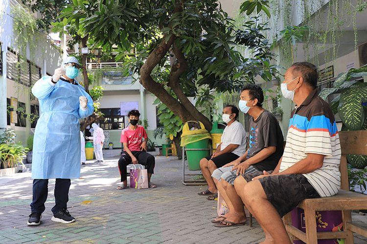 Wali Kota Surabaya Eri Cahyadi imenyemangati warga yang menjalani isoman di Rumah Sehat Tambaksari. 