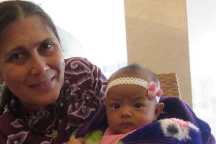 Robin Lim saat berkunjung ke Jakarta, bersama seorang bayi yang ia bantu lahirkan di Klinik Bumi Sehat.