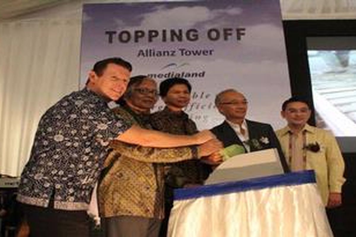 Presiden Komisaris Kompas Gramedia Jakob Oetama (kedua dari kiri), Presiden Direktur Allianz Indonesia Joachim Wessling (paling kiri), Presiden Direktur Medialand International Teddy Surianto (ketiga dari kiri) dan CEO Leads Hendra Hartono (paling kanan)